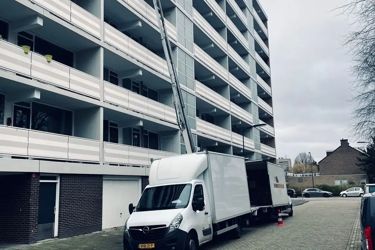 Kantoorverhuizing zakelijk team in actie